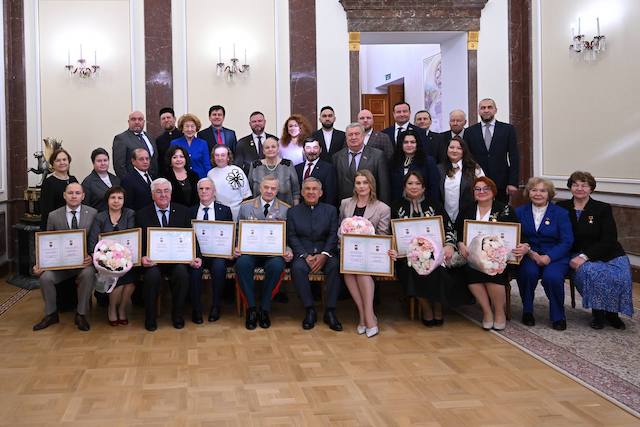 Минниханов вручил премии за вклад в развитие гражданского общества Татарстана