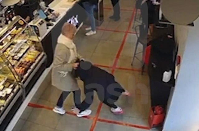Бодрящая драка женщин в кофейне попала на видео в Петербурге