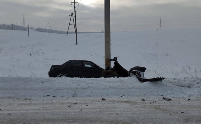 Отброшенный на столб после столкновения с иномаркой водитель ВАЗа погиб на трассе в Татарстане