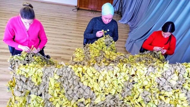 Маскировочные сети для бойцов СВО плетут в реабилитационном центре Казани