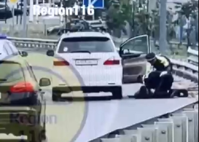 В Казани обсуждают видео с жестким задержанием водителя сотрудниками ГИБДД