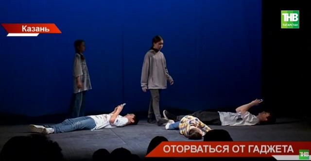 Как соцсети меняют жизни детей, показали в новом спектакле театра кукол «Экият»