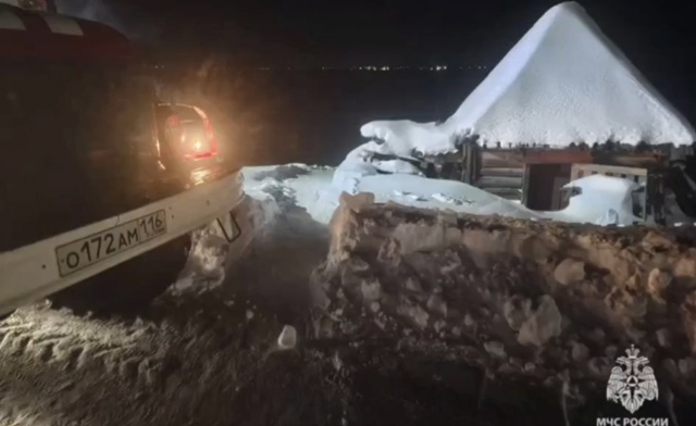 Спасатели извлекли двух девушек из 10-метрового заснеженного оврага ночью под Елабугой