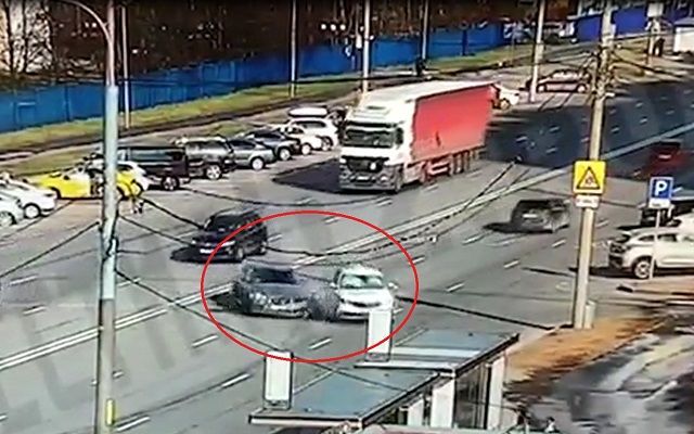 Видео: автомобиль ДПС на всем ходу протаранил нарушивший правила Jaguar