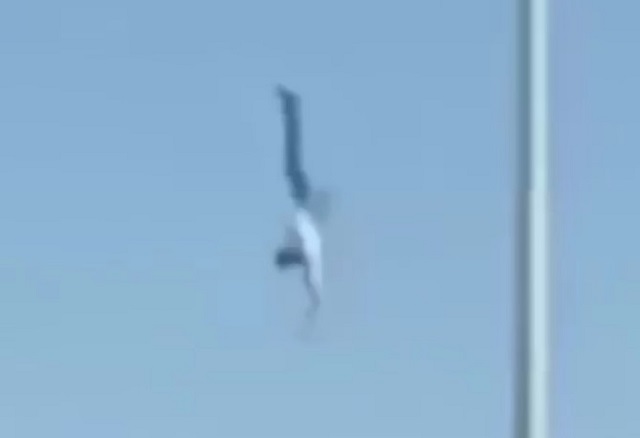 Видео: в результате ДТП водителя выкинуло из салона на несколько метров в воздух