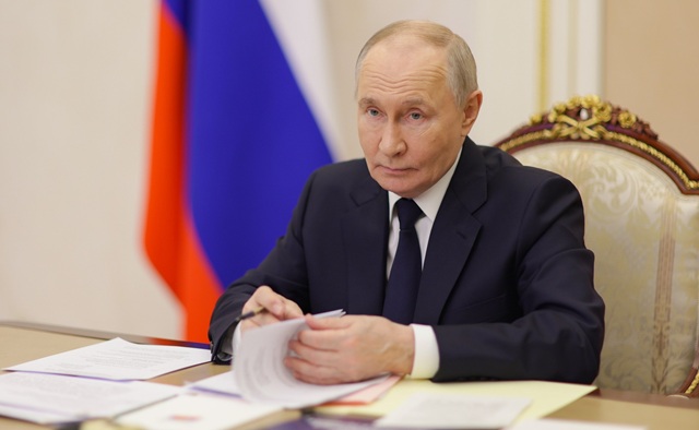 Путин призвал аккуратно внедрять ИИ в школы, не упрощая образование