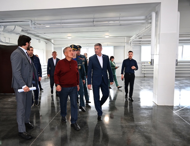 Рустам Минниханов посетил новое пожарное депо в Актаныше
