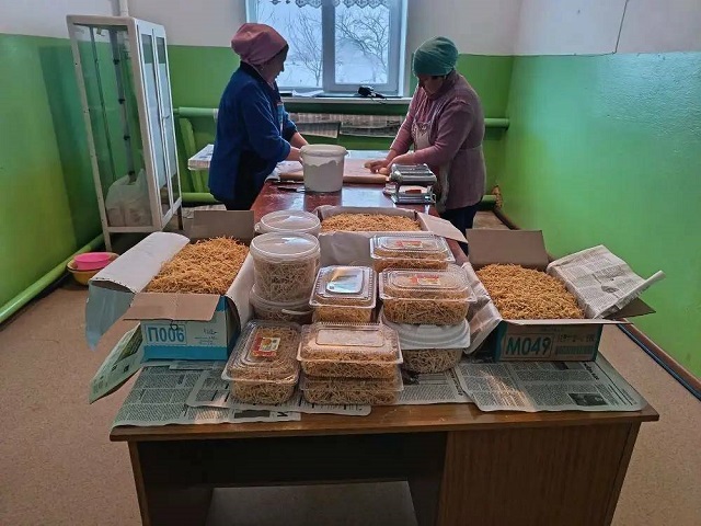 Лаеш районында волонтерлар СВОда катнашучылар өчен 500 кг өй токмачы әзерләгән