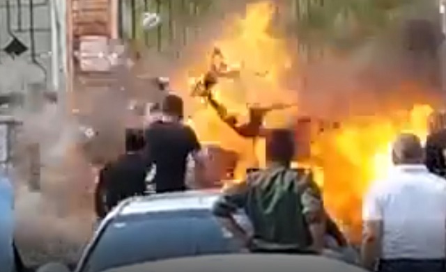 Бытовой конфликт у здания суда закончился взрывом — видео