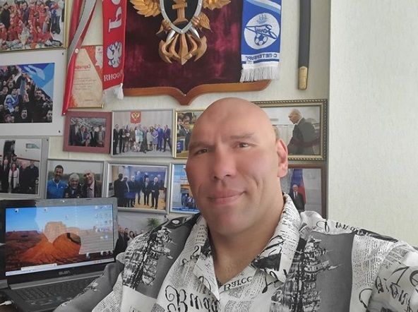 «Мерзость зашкаливает»: Валуев возмутился флагом секс-меньшинств на монументе «Родина-мать» в Киеве