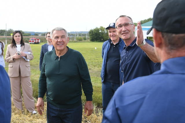 Минниханов оценил темпы уборочной кампании в Ютазинском районе РТ