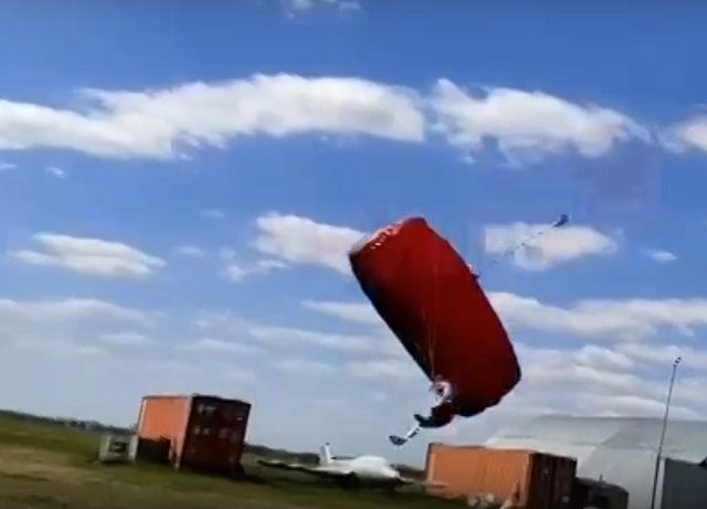 В Омске сняли на видео гибель парашютиста