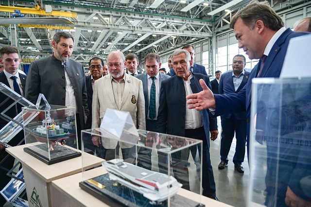 Король Малайзии вместе с Рустамом Миннихановым посетили КВЗ