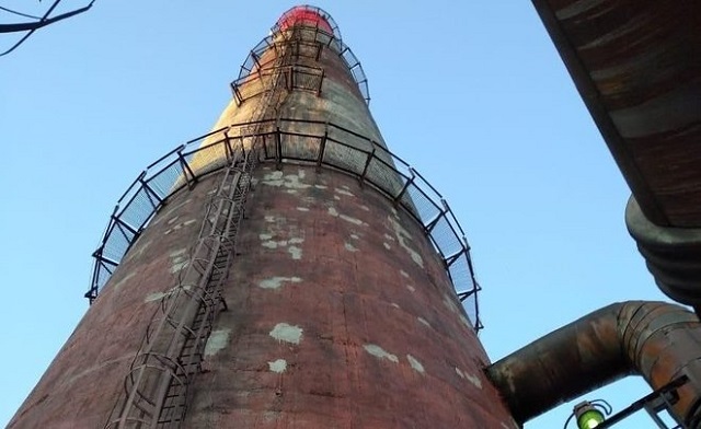 Түбән Камада сәнәгать альпинисты 70 метрлы биеклектән егылып төшә