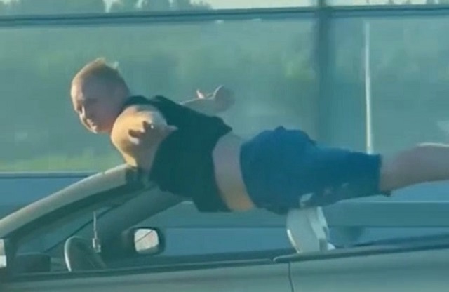 Устроивший экстрим-флирт водитель кабриолета попал на видео в Петербурге