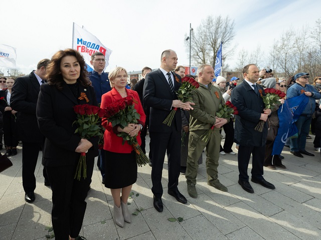 В Казани отметили День труда и почтили память героев войны у стелы «Город трудовой доблести»