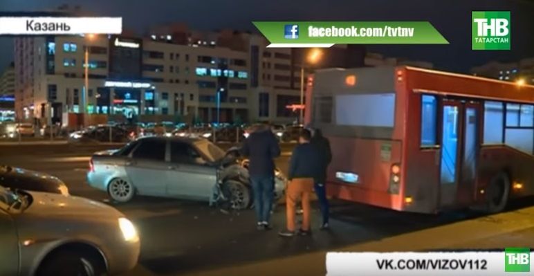 В Казани LADA Priora въехала в "краснобус" на проспекте Ямашева (ВИДЕО)