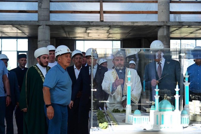 Минниханов оценил строительство Исламского центра в Набережных Челнах