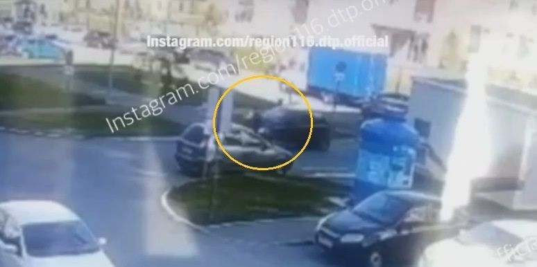 Видео: В Казани автоледи на иномарке переехала велосипедиста на «зебре»