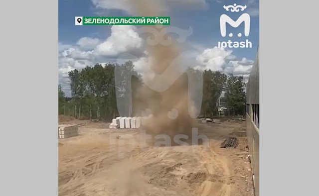 Мощную воронку смерча сняли на видео в одном из районов Татарстана