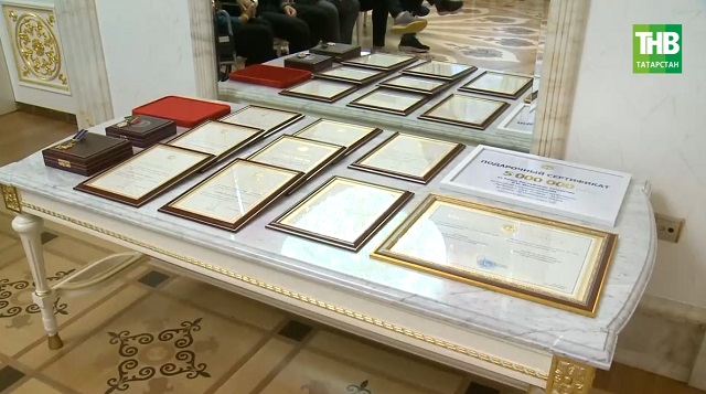 Казан Кремлендә Рөстәм Миңнеханов Татарстанның регби буенча "Стрела-Ак Барс" командасын бүләкләде