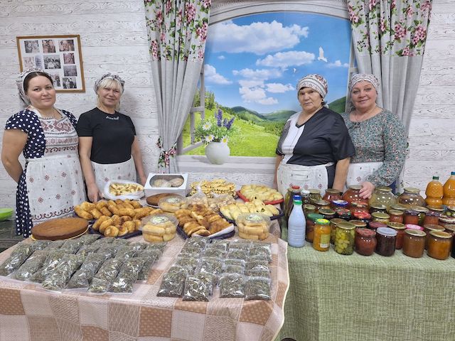 «СВОих не бросаем»: жительницы Татарстана готовят выпечку для бойцов СВО