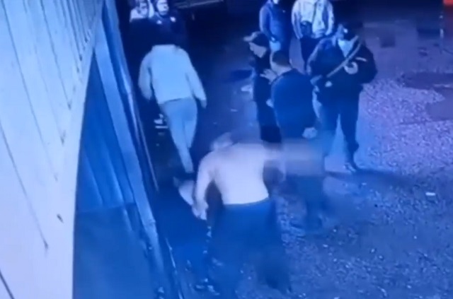 Бездействие полиции во время избиения мужчины в Башкирии попало на видео 