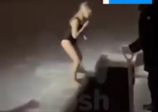 Шок-видео: женщину унесло течение во время крещенских купаний на глазах у детей