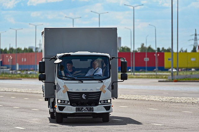 Раис РТ протестировал уменьшенную копию КамАЗа