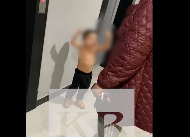 Жители одного из ЖК Казани обнаружили гуляющего во дворе полуголого ребенка – видео