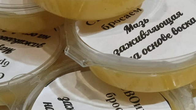 Жительница Мамадыша делает на дому заживляющий бальзам для участников СВО