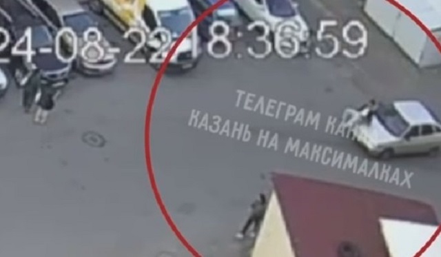 Сначала сбил, а потом избил: в Казани сняли на видео агрессивного автомобилиста
