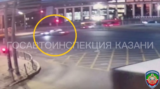 Проехала на «красный»: момент жесткого ДТП на Лево-Булачной в Казани попал на видео