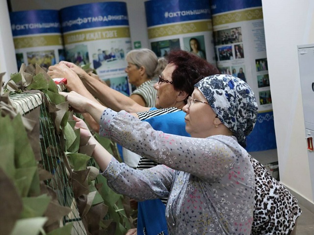Инвалиды из Актанышского района плетут маскировочные сети для СВО