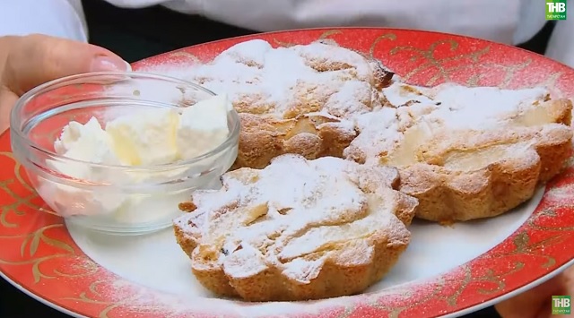 Алма белән грушадан тәмле шарлотка пешерергә өйрәнәбез - видео