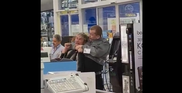 Пользователей сети шокировало поведение охранника, душившего посетителя ТЦ в Казани