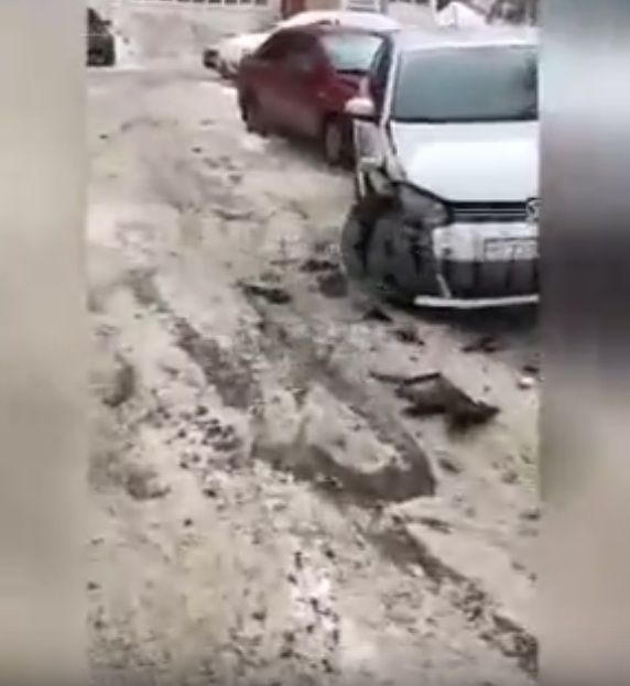 В Казани водитель "Лады" протаранил 6 припаркованных машин и скрылся