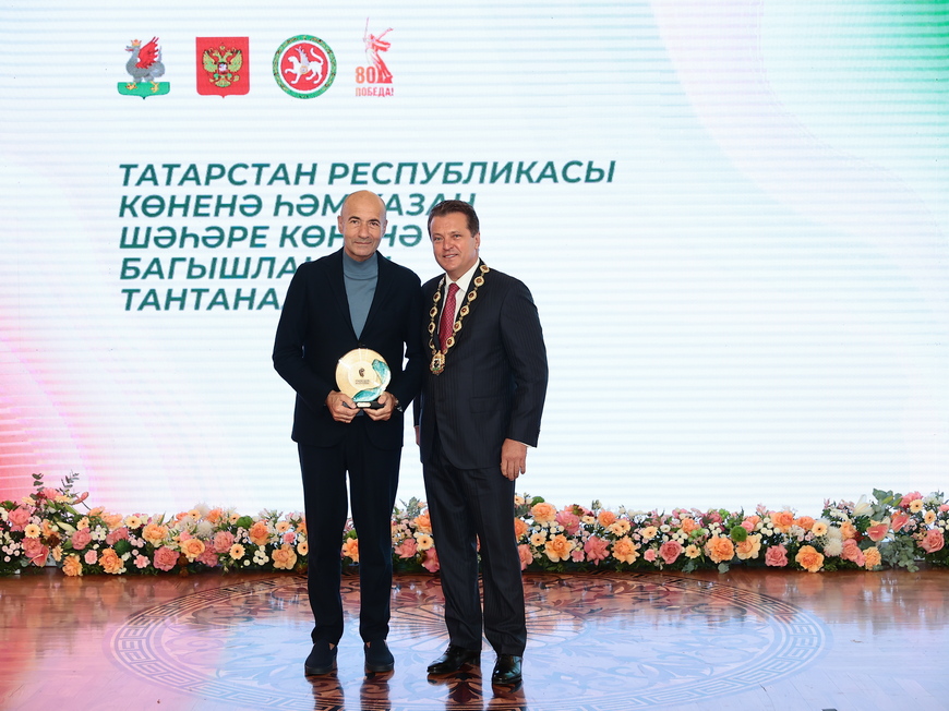 Илсур Метшин Игорь Крутойга Истәлек билгесе тапшырды