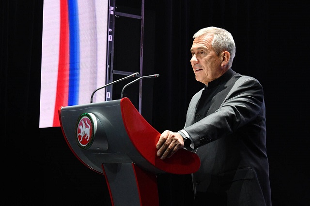 Минниханов участвует в семинаре-совещании с руководителями передовых инженерных школ