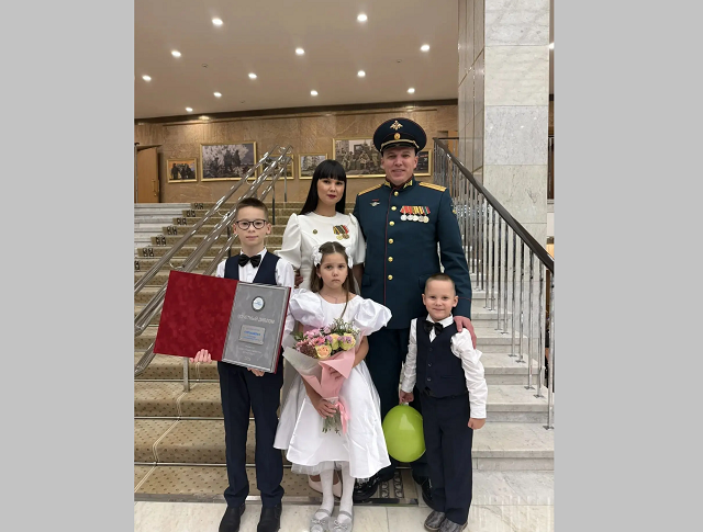 Минниханов поздравил семью участника СВО из Казани с победой во Всероссийском конкурсе 