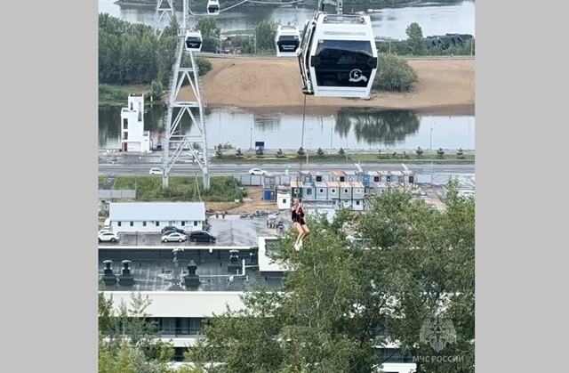 Спасение застрявших на канатной дороге людей попало на видео в Нижнем Новгороде