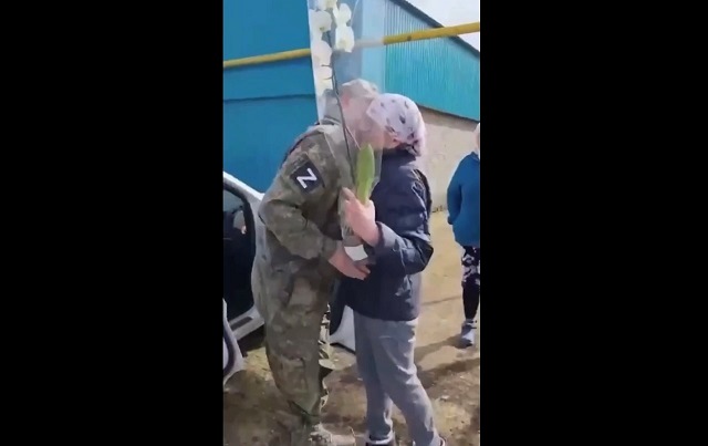 Вернувшийся на побывку боец СВО приехал к маме с орхидеями и благодарностью командира