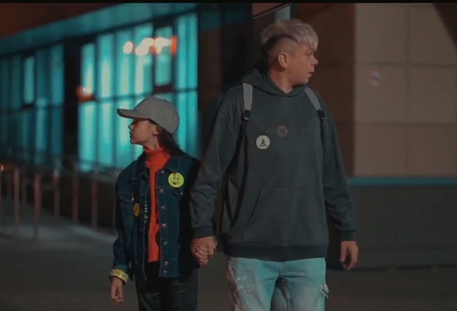 Элвин Грей юлда йөрү кагыйдәләрен үтәргә өндәгән роликта төште - видео