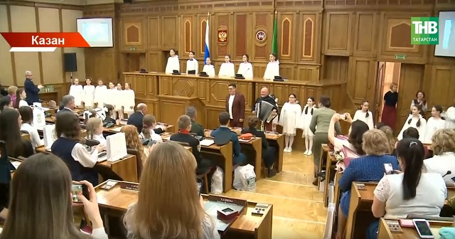 Казанда “Парламент дәресләре” конкурсы җиңүчеләрен тәбрикләделәр