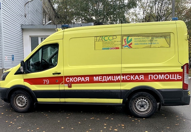 В Казани упавшее из-за непогоды дерево переломало ногу 29-летнему парню