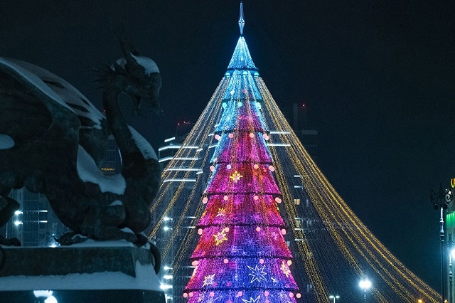 Стало известно, на какое число перенесли открытие главной елки у Центра семьи «Казан»