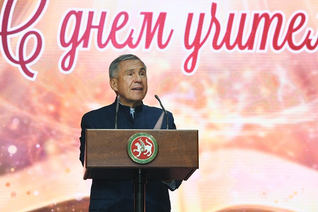 Минниханов о труде учителей: «Ваша профессия – истинное призвание, требующее доброты, самоотдачи и душевной щедрости»