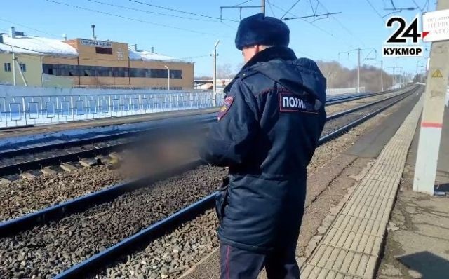 Попавший под поезд 42-летний мужчина погиб в Кукморе