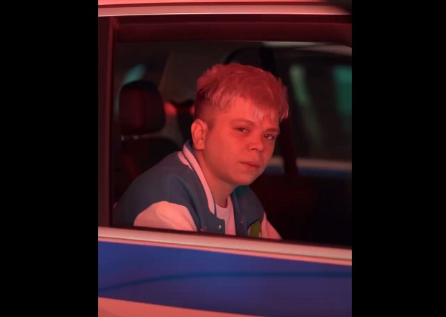 Элвин Грей үзенең полиция машинасында утырган видеога аңлатма бирде