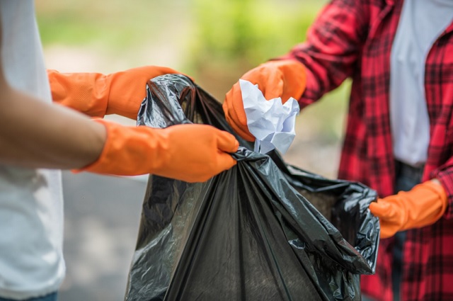 Адвокат рассказал, могут ли школьники отказаться от участия в субботнике